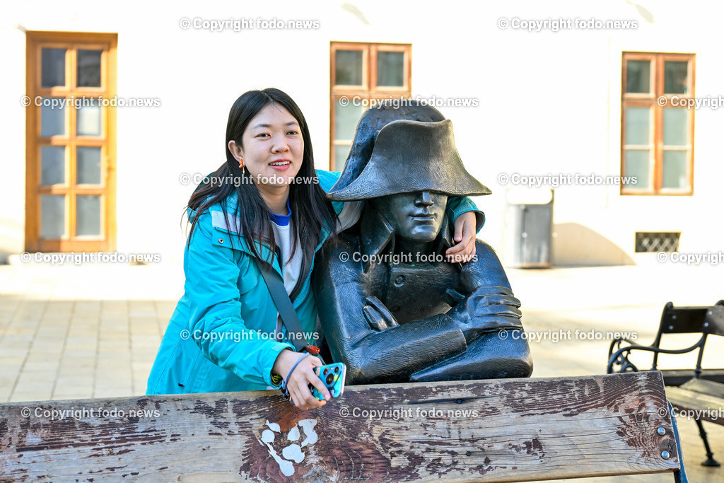 Slowakei_ Bratislavsky kraj_ Bratislava_ 08.10.2024-76 | 08.10.2024, Slowakei, SVK, Bratislavsky kraj, Bratislava, im Bild Bratislava, Stadtansichten, Gebauede, Sehenswurdigkeiten, Tourismus, Touristen, Cafe, Denkmal, Strasse, Donau, Bruecke, Schiff, Burg, Hrad, Ufo, Restaurant, Souvenier, Menschen, Bahnhof, Zug, Hauptstadt