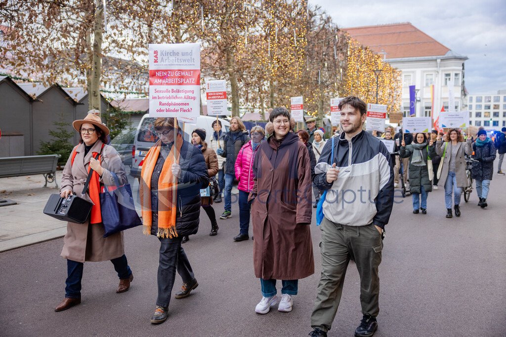 RR5M6434 | 29.NOV.24-Protestmarsch gegen Gewalt-Copyright: Katholische Kirche Kärnten/Denk Dich Neu/Trainproduction/Matthias Trinkl