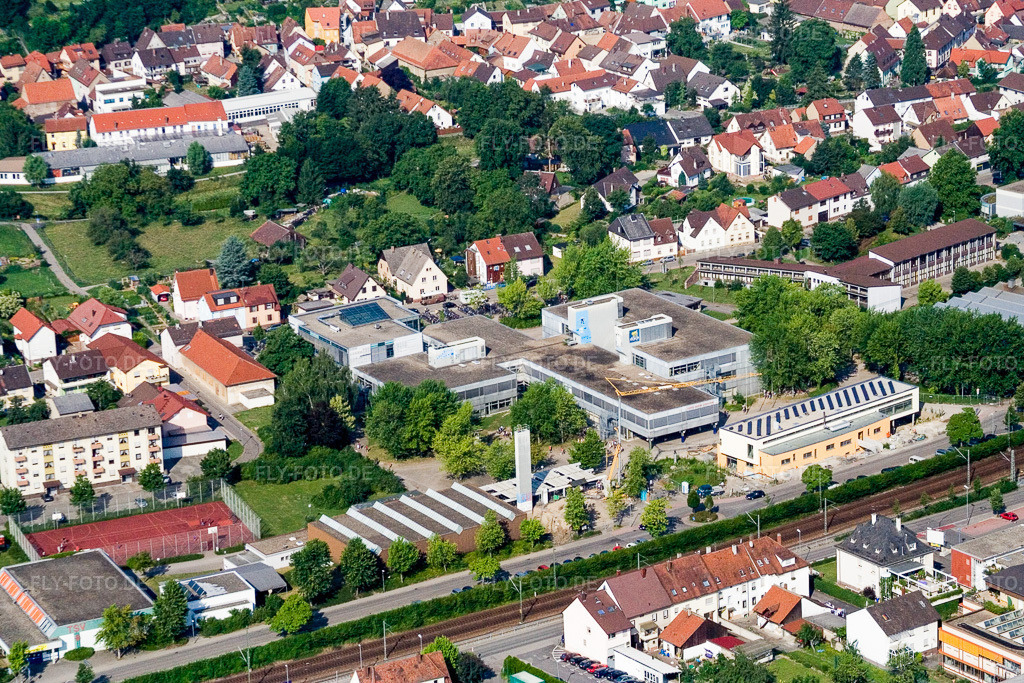 Luftbild: Ludwig-Marum-Gymnasium Pfinztal im Ortsteil Berghausen in Pfinztal im Bundesland Baden-Württemberg in Deutschland. Foto: IMG_3484.jpg vom 21.07.2006 durch Werner Riehm/FLY-FOTO.de