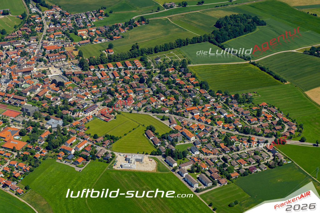 Aktuelles Luftbild von  Holzkirchen - Die Luftaufnahme wurde 2022 mittels UL-Flugzeug erstellt ( keine Drohne ) - hochauflösende Kamera-Systeme von  Canon -Beste Qualität - Für grossformatige Ausdrucke geeignet. Die Geschenkidee !