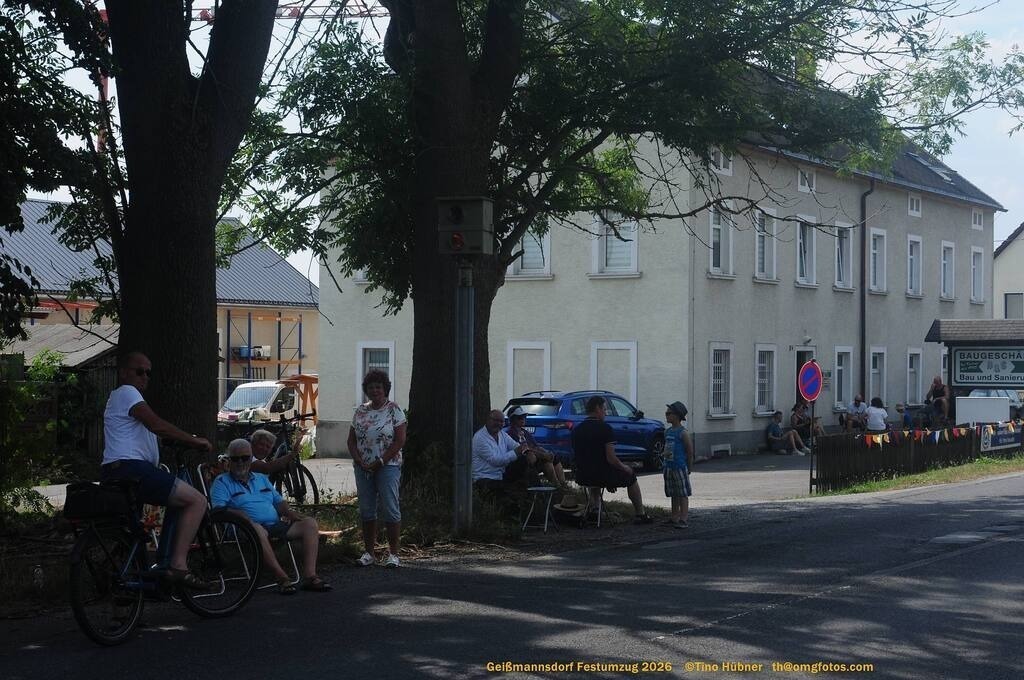 Geißmannsdorf-2026-Festumzug-010 | Festumzug in Geißmannsdorf bei Bischofswerda im Juni 2026. Fotografische Eindrücke und Momentaufnahmen vom Festumzug anläßlich des 800-jährigen Bestehens von Geißmannsdorf - mit Teilnehmern und Gästen, Strohpuppen und geschmückten Vorgärten und Grundstücken - Realisiert mit Pictrs.com