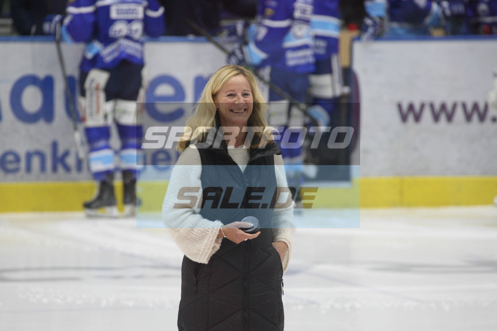 SC Riessersee - Höchstadt Alligators | Claudia Zolk, zweite Bürgermeisterin Garmisch - Eishockey Oberliga Süd SC Riessersee - Höchstadt Alligators - © Sportfoto-Sale (MK) - Realisiert mit Pictrs.com