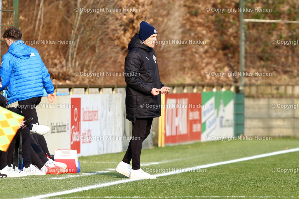 NH_HolsteinKielU19_BlumenthalerSVU19_U19DFBNachwuchsliga_08022025 | Jan Frederik Kaps (Trainer, Holstein Kiel U19)Fußball I Junioren I U19 DFB-Nachwuchsliga I Saison 2024-2025 I Hauptrunde Liga B, Gruppa A, 2. Spieltag I Holstein Kiel U19 - Blumenthaler SV U19 I 08.02.2025 I Citti-Fußballpark