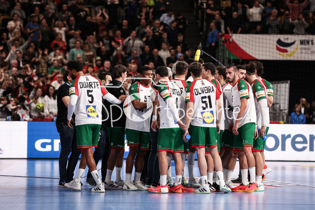 Dänemark - Portugal | Das TEam aus Portugal bespricht sich nochmal bei einer Auszeit