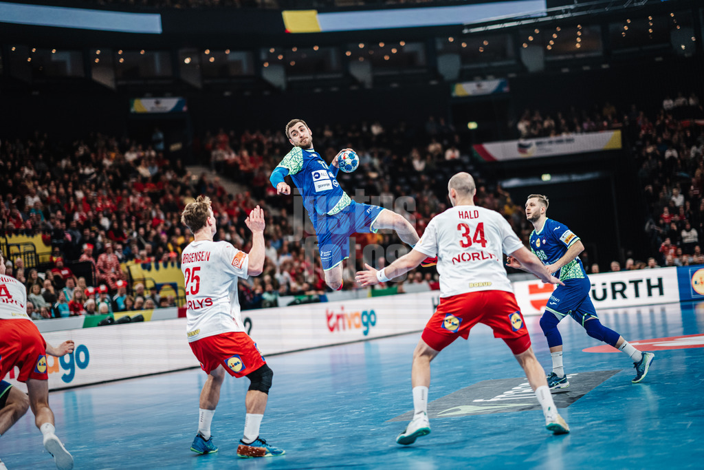 Handball | Herren | EHF EURO 2024 | European Championshop Men 2024 Final Tournament | Slowenien vs. Dänemark | 23.01.2024 | Nejc Cehte (#17, Slowenien, SLO) wirft auf das Tor
