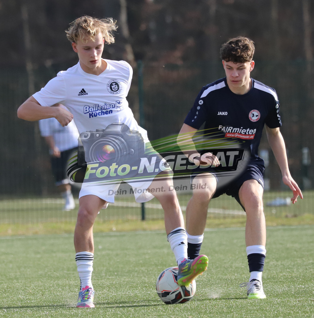 TuS Bruchmühlen - VfL Holsen | Auf dem Bild zu sehen: weiß TuS Bruchmühlen: Ben Joris Meyer ; schwarz VfL Holsen: Colin Wordelmann TuS Bruchmühlen, VfL Holsen, Saison 25/26, Kreisliga A, Deutschland - Realisiert mit Pictrs.com