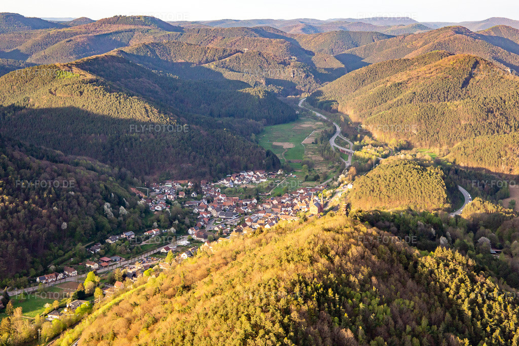 Luftbild: Hauptstr in Wilgartswiesen im Bundesland Rheinland-Pfalz in Deutschland. Foto: IMG_140172.jpg vom 11.04.2024 durch Werner Riehm/FLY-FOTO.de