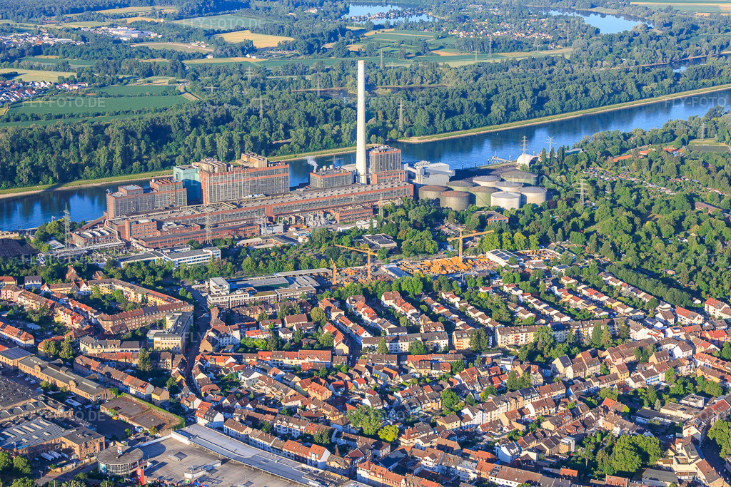 Luftbild: Alte Grosskraftwerk Mannheim am Rheinufer aus Norden im Ortsteil Neckarau in Mannheim im Bundesland Baden-Württemberg in Deutschland. – Foto: IMG_157438.jpg vom 18.06.2026 durch Werner Riehm/FLY-FOTO.de – Auflösung des Originals: 5524 x 3683 px – Grosskraftwerk Mannheim