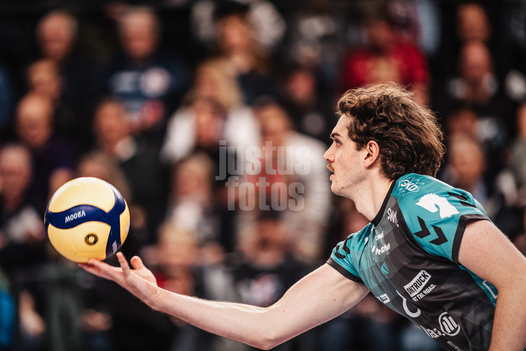 Volleyball | Herren | Saison 2025/2026 | 1. Volleyball Bundesliga Männer | DVV Pokal Halbfinale | SVG Lüneburg vs. SWD powervolleys Düren | 16.12.2025 | Robin Baghdady (#8, SWD powervolleys Düren) wirft sich den Ball zum Aufschlag zu