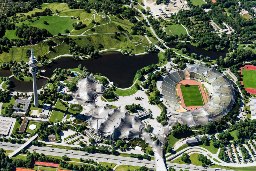 dr__0065182.jpg | MüNCHEN 15.06.2021 Dachkonstruktion Olympiadach des Olympiastadions in München im Bundesland Bayern. Das Olympia-Zeltdach überspannt hier die Olympiahalle im Olympiapark München. Das an Pylonen aufgehängten Seilnetz zählt zu den Wahrzeichen Münchens und steht unter Denkmalschutz. Weiterführende Informationen bei: Olympiapark München GmbH. // Sports facility grounds of the Olypmic stadium in Munich in the state Bavaria, Germany. Further information at: Olympiapark Muenchen GmbH. Foto: Daniel Reiter