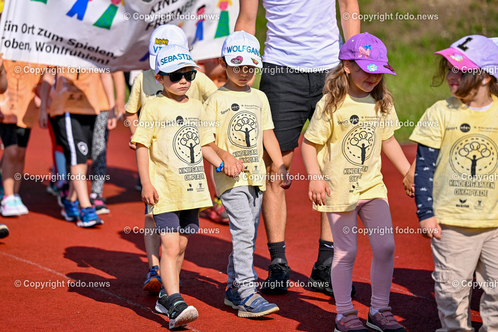 Kindergarten Olympiade 2024_ Stadion Traun_ 07.06.2024-1 | 07.06.2024, Stadion der Stadt Traun, AUT, Kindergarten Olympiade 2024, im Bild Kinder, Hindernis, Fussball, Laufen, Action