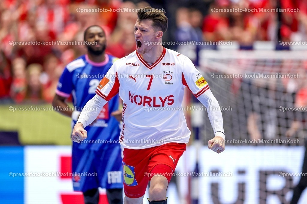 EHF22012603116 | 22.01.2026, Handball, Men's EHF EURO 2026, Frankreich - Dänemark, Jyske Bank Boxen in Herning, Dänemark, Main Round:  Emil Jakobsen (Denmark #07) jubelnd