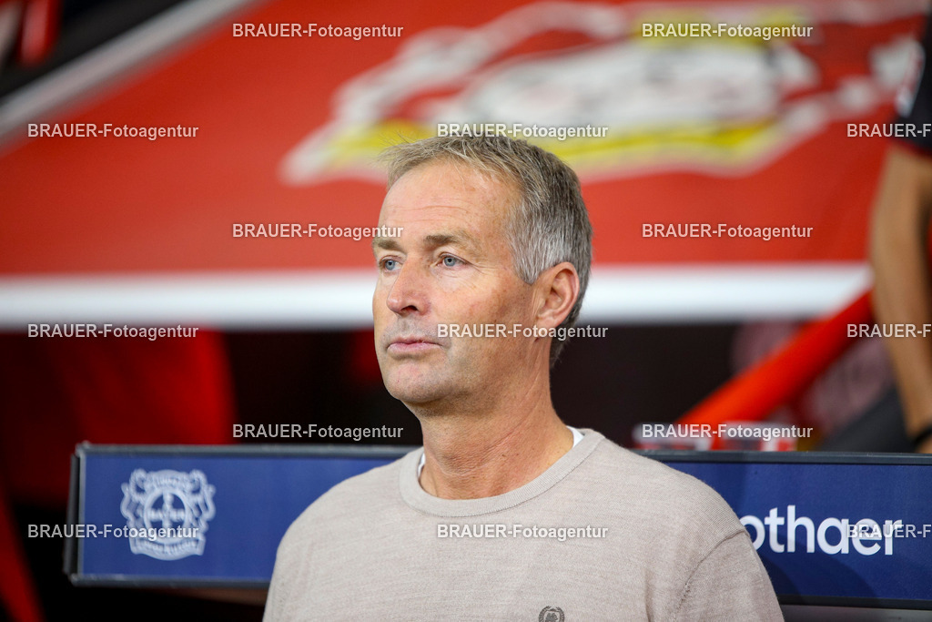 Bayer 04 Leverkusen vs Eintracht Frankfurt - Bundesliga  | Leverkusen, Deutschland, 12.09.25:   Trainer Kasper Hjulmand (Bayer 04 Leverkusen) schaut waehrend des Spiels der Bundesliga zwischen  Bayer 04 Leverkusen vs Eintracht Frankfurt in der BayArena(Foto von Brauer-Fotoagentur / Adrian Schlueter)