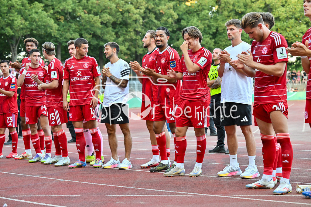 1. FC Schweinfurt 05 - Fortuna Düsseldorf | Die Spieler der Fortuna feiern zusammen mit den Fans den Pokalsieg in Schweinfurt / DFB-Pokal: 1. FC Schweinfurt 05 - Fortuna Düsseldorf; Riedel-Bau Arena am 18.08.2025 /