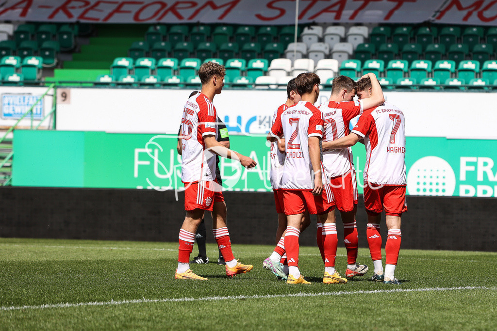SpVgg Greuther Fürth II - FC Bayern Amateure | Jubel der Bayern Amateure nach dem Treffer zum 1-1 per Foulelfmeter durch Timo KERN (FCB #10) / Tor / Freude / Happy / Torschuetze