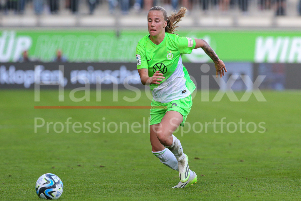 Fussball, Google Pixel Frauen-Bundesliga, VfL Wolfsburg - Bayer 04 Leverkusen | v.li.: Lynn Wilms (VfL Wolfsburg, 2) Freisteller, Einzelbild, Ganzkörper, Aktion, Action, Spielszene, DIE DFB-RICHTLINIEN UNTERSAGEN JEGLICHE NUTZUNG VON FOTOS ALS SEQUENZBILDER UND/ODER VIDEOÄHNLICHE FOTOSTRECKEN. DFB REGULATIONS PROHIBIT ANY USE OF PHOTOGRAPHS AS IMAGE SEQUENCES AND/OR QUASI-VIDEO.