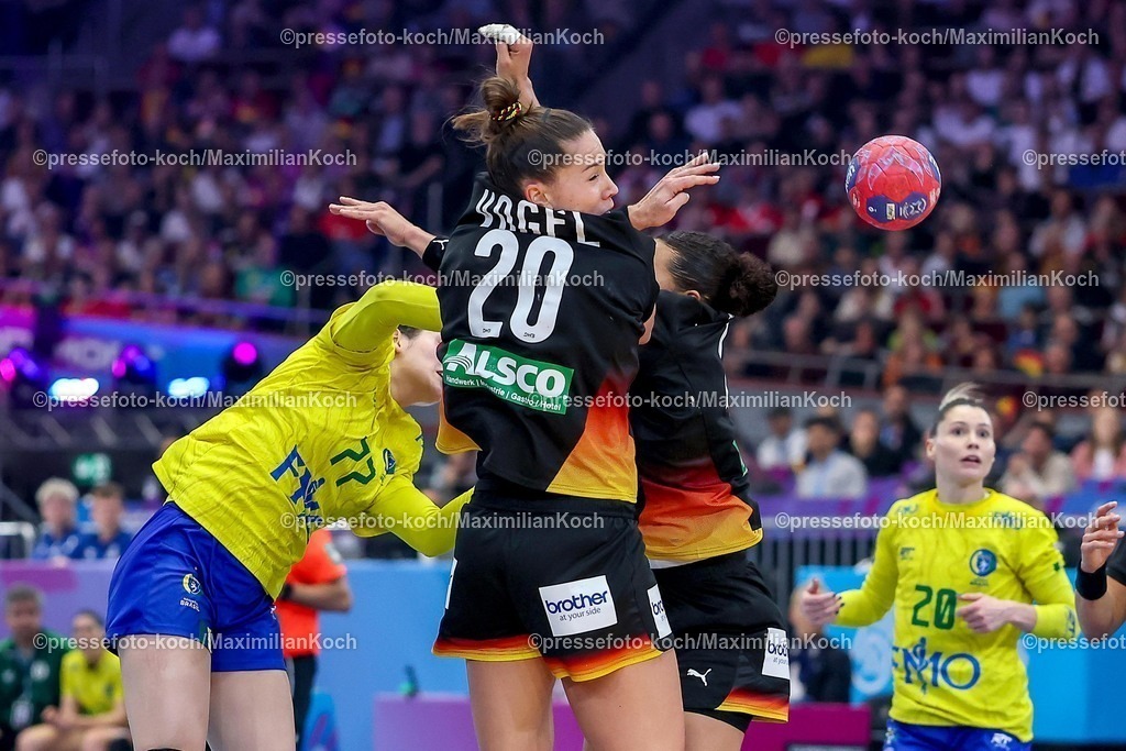 IHF09122502082 | 09.12.2025, Handball WM Frauen, Viertelfinale, Deutschland - Brasilien, 27th IHF Women's Handball World Championship, Westfalenhalle Dortmund: Die Verteidigung aus Emily Vogel (GER #20) und Aimee von Pereira (GER #49) blockt den Wurf von Kelly De Abreu Rosa (Brasilien #77) 