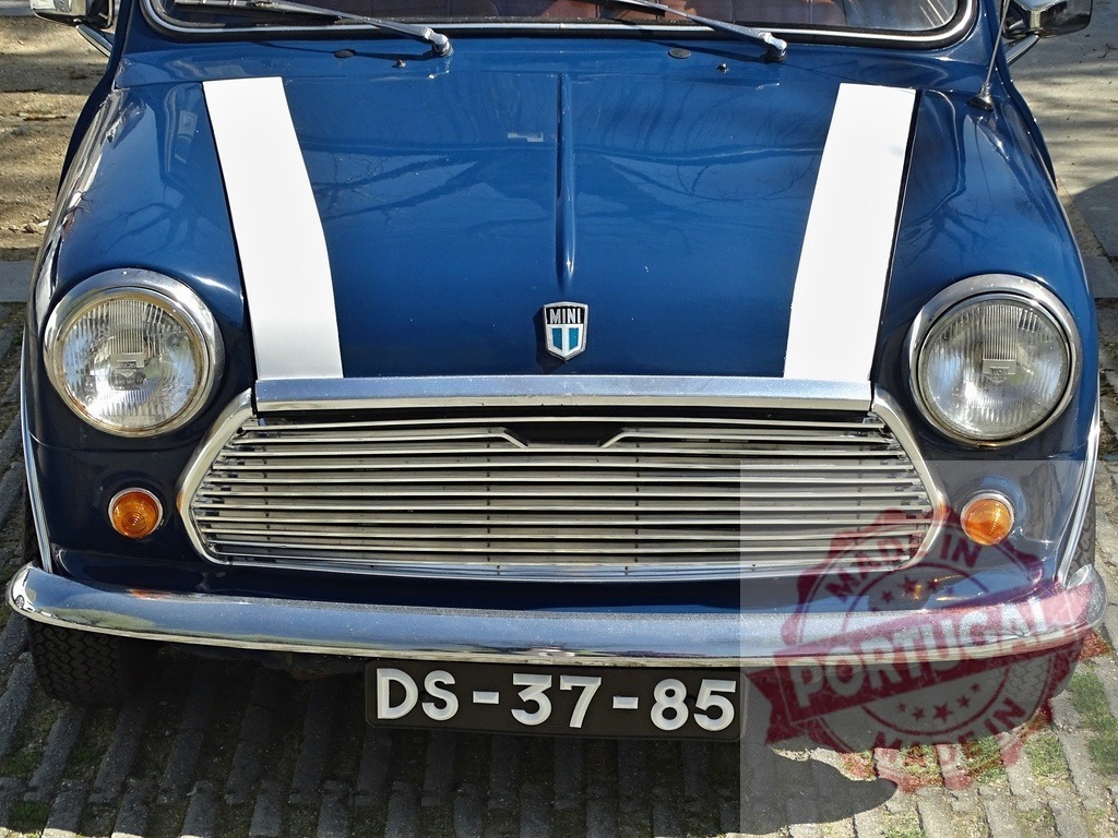 Blue vintage Mini Cooper car with white stripes | Front view of classic Mini Cooper with chrome grille, emblem, headlights, and license plate - Realisiert mit Pictrs.com