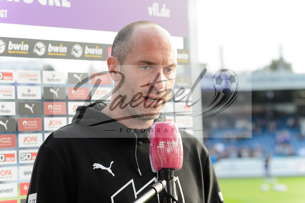 OSNVKO2021090620210906_236 | Fussball, Herren: Trainer Daniel Scherning (VfL Osnabrueck) im Interview beim Spiel der 3. Liga zwischen VfL Osnabrueck und FC Viktoria Koeln im Stadion an der Bremer Bruecke am 06.09.2021 in Osnabrueck, Deutschland.DFB / DFL REGULATIONS PROHIBIT ANY USE OF PHOTOGRAPHS AS IMAGE SEQUENCES AND/OR QUASI-VIDEO. - Realisiert mit Pictrs.com