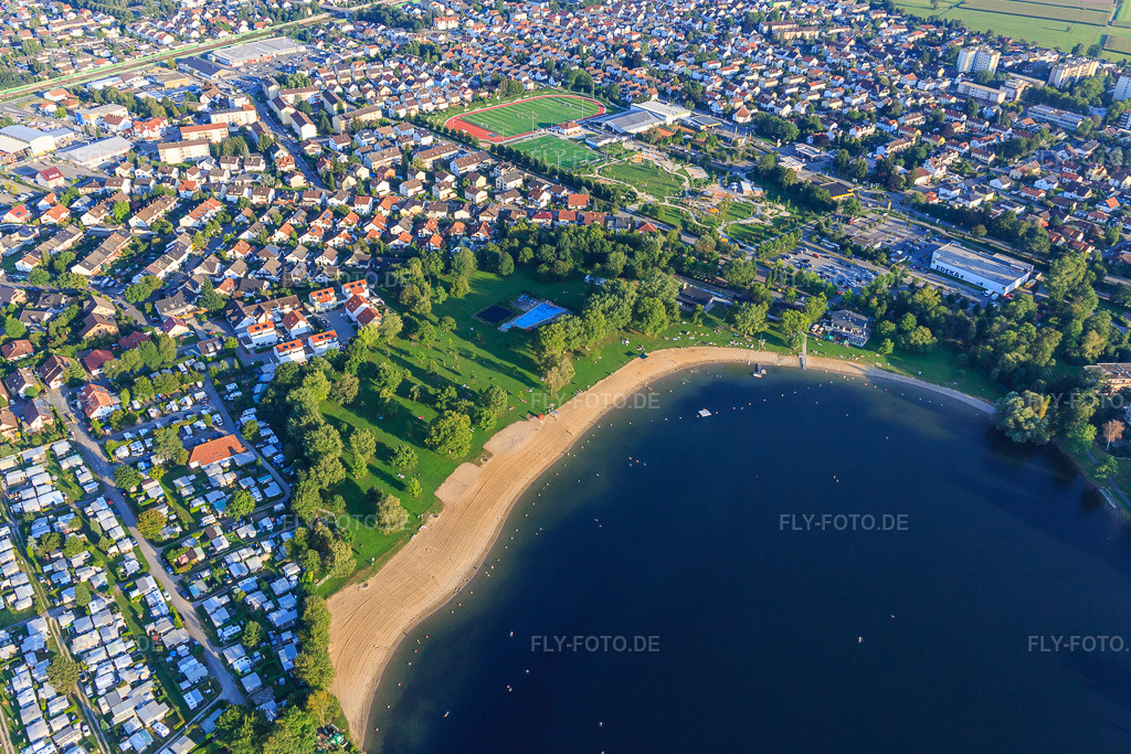 Luftbild: Strand des Freibad Wiesensee in Hemsbach im Bundesland Baden-Württemberg in Deutschland. – Foto: IMG_103017.jpg vom 28.08.2017 durch Werner Riehm/FLY-FOTO.de – Auflösung des Originals: 5080 x 3387 px – Freibad Wiesensee - Stadt Hemsbach