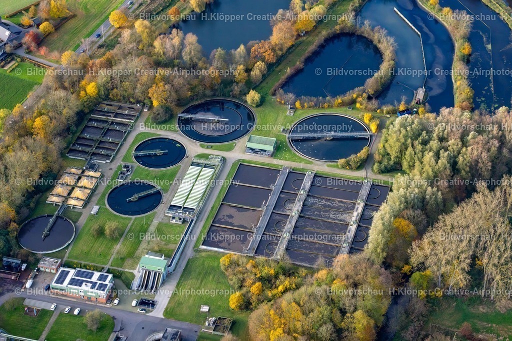 Luftbild Grefrath-5780 | Luftbildfotografie Klärwerks- Becken und Reinigungsstufen zur Abwasserbehandlung der " Niersverband, Kläranlage Grefrath " an der Straße Zur Kläranlage in Grefrath im Bundesland Nordrhein-Westfalen, Deutschland - Realisiert mit Pictrs.com