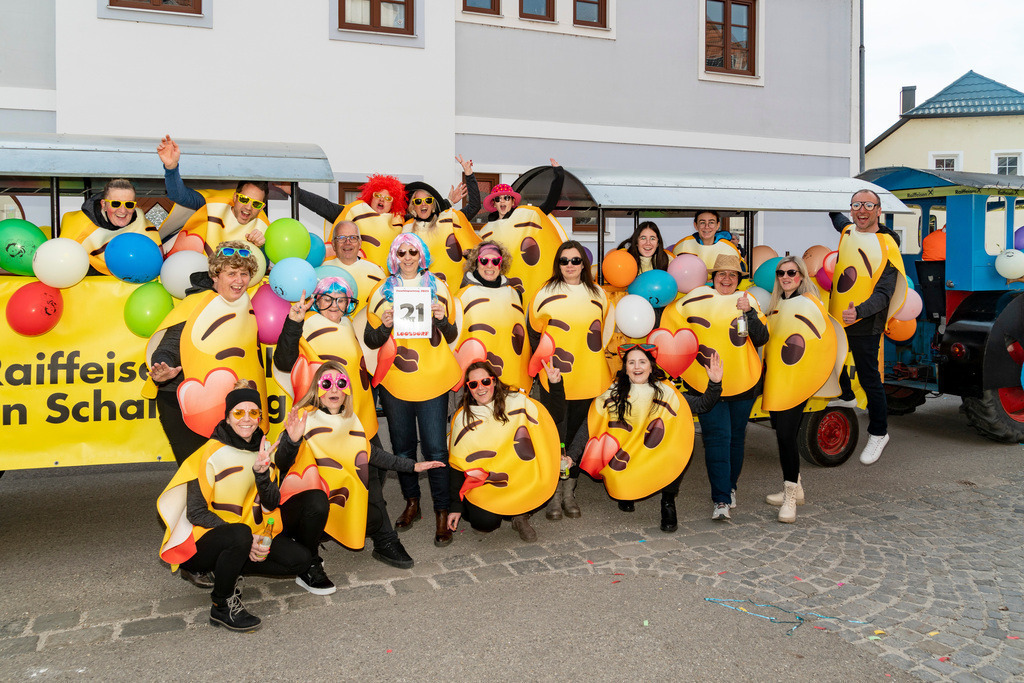 Umzug2025-036_8892 | Fotostrecke: FASCHINGSUMZUG 2025 in Loosdorf. 22 Masken(gruppen)-Teilnehmer: Loosdorfer Vereine, Wirtschaftstreibende, Gemeindeabordnungen sowie Kreditinstitute. rund 700 Besucher entlang der Hauptstrasse. Veranstaltungs-Sicherung durch Mannschaft der FF-Loosdorf mit schwerem Gerät. Maskenprämierung am EKZ-Platz durch Bgm. Thomas Vasku in den Kategorien: Bester Festwagen (Fa. gkonzept-Groissenberger; Beste Personengruppe-ASK-Loosdorf; Beste Einzelperson; Weiteste Anreise-FF Schollach;