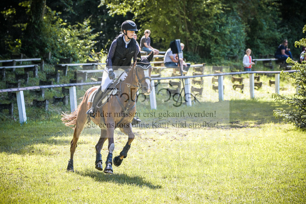DOS_4332 | Entdecke hochwertige Reitturnierfotos von Foto Oger. Professionell, emotional und authentisch – jetzt Lieblingsmomente im Shop bestellen.Deutschlandweite Turnierfotografie. - Realisiert mit Pictrs.com
