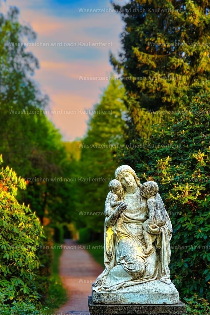Herrnhut - im Herrschaftsgarten - Skulptur Mutterglück | Der Herrschaftsgarten mit dem Zinzendorfschloss in Herrnhut verbindet historische Architektur mit einer idyllischen Gartenanlage. Das Ensemble erinnert an die Geschichte der Herrnhuter Brüdergemeine und bietet eine stimmungsvolle historische Kulisse. Herrnhut ist eine Stadt im sächsischen Landkreis Görlitz in der Oberlausitz. Zentral zwischen den Städten Löbau und Zittau gelegen, ist sie als Gründungsort der Herrnhuter Brüdergemeine, durch die Produktion der Herrnhuter Sterne und internationale Missionsarbeit bekannt. - Realisiert mit Pictrs.com