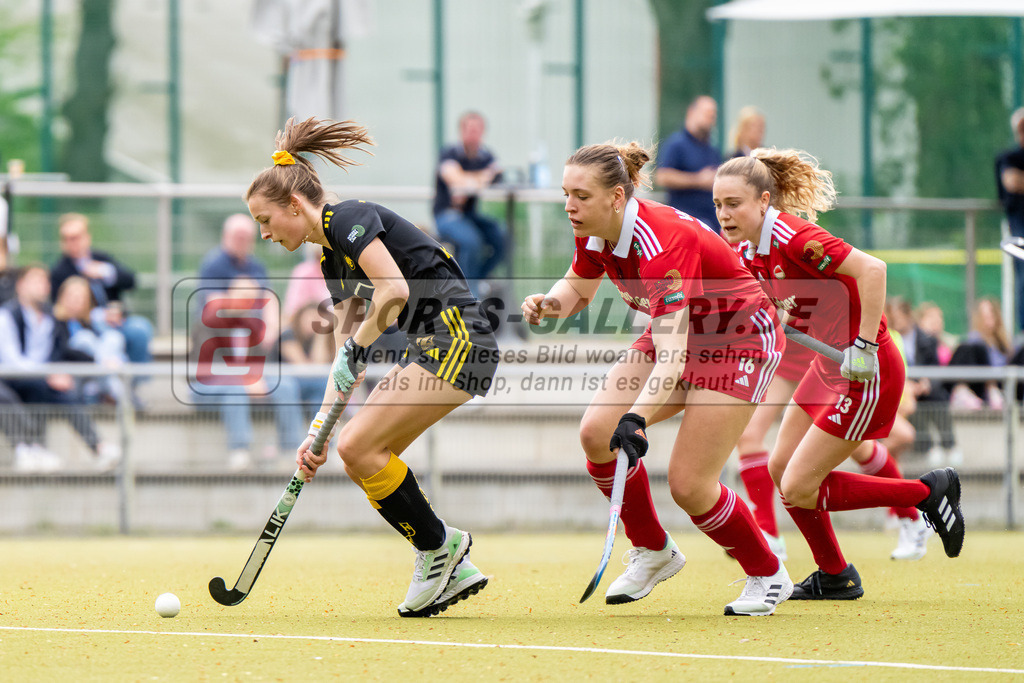 HK_20240407_100124 | 1. Bundesliga Hockey Damen Rot-Weiss Köln - Harvestehuder THC am 7.4.2024 Rot-Weiss Köln, Köln , Maren Kiefer ( Harvestehuder THC #44 ) , Helena Würker ( Rot-Weiss Köln #16 ) , #Nika Hansen ( Rot-Weiss Köln #13 )