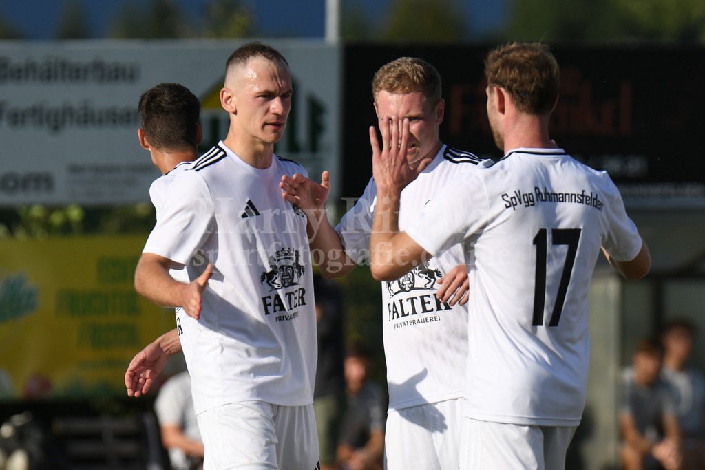 Bezirksliga Ost: SpVgg Ruhmannsfelden : FC Künzing | Felix Brunner  (SpVgg Ruhmannsfelden) der Held des Tages Torschütze zum 1:0 Siegtreffer und #17 Vorlagengeber Alexander Kilger  (SpVgg Ruhmannsfelden) - Realisiert mit Pictrs.com