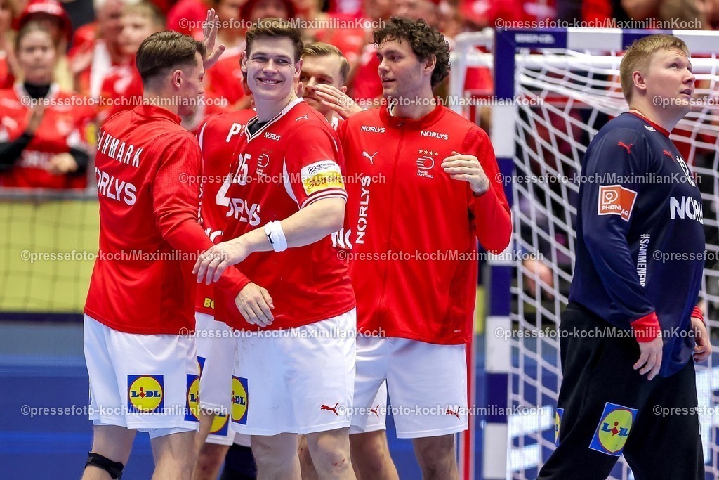 EHF16012602201 | 16.01.2026, Handball, Men's EHF EURO 2026, Dänemark - Nordmazedonien, Jyske Bank Boxen in Herning, Dänemark, Preliminary Round: Gute Laune beim Dänischen Team nach dem Sieg gegen Nordmazedonien.  Lukas Lindhard Jorgensen (Denmark #25) lachend 