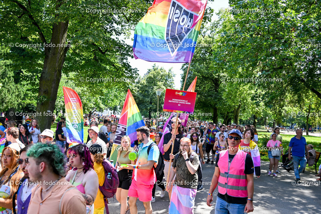 Linzpride 2024_ 06.07.2024-96 | 06.07.2024, Linz, AUT, Linzpride 2024, im Bild Teilnehmer an der Linz Pride 2024