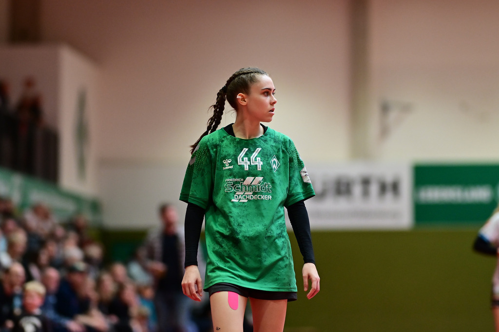 Handball I Frauen I Saison 2024-2025 I 2. Bundesliga I 23. Spieltag I SV Werder Bremen - ESV 1927 Regensburg | Chiara Thorn (44, SV Werder Bremen) - Realisiert mit Pictrs.com