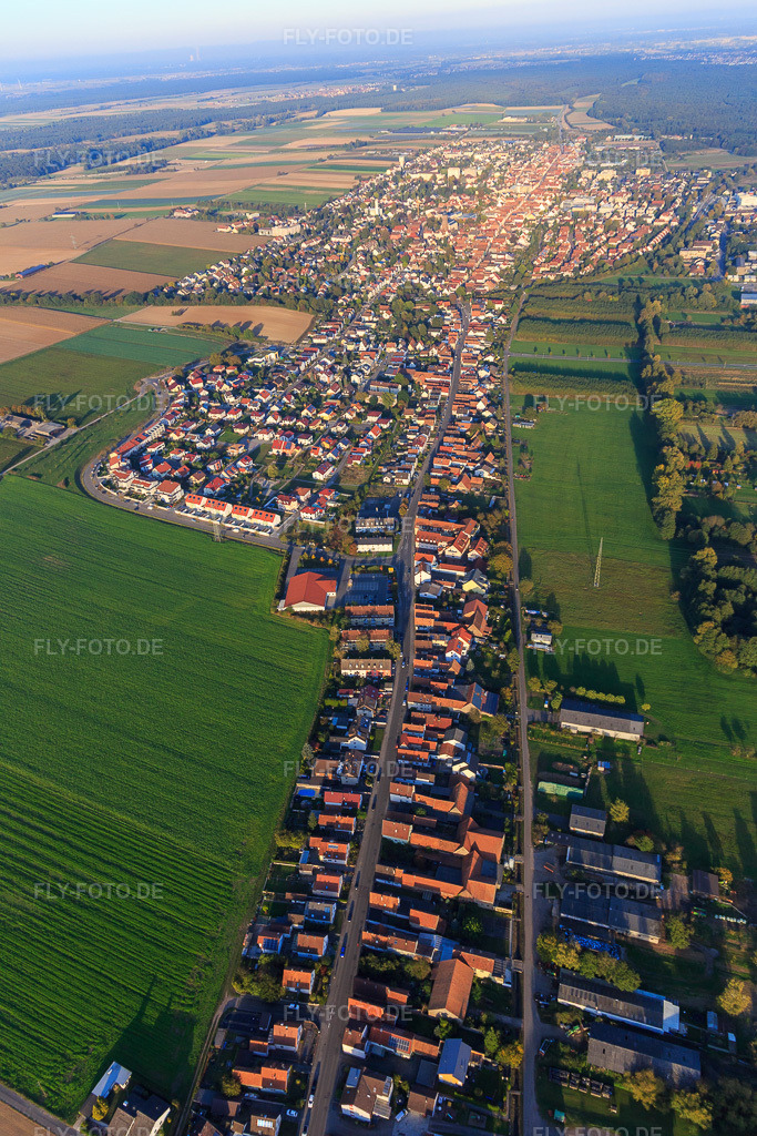 Luftbild: Saarstraße am Abend aus Westen in Kandel im Bundesland Rheinland-Pfalz in Deutschland. Foto: IMG_095339.jpg vom 16.10.2016 durch Werner Riehm/FLY-FOTO.de