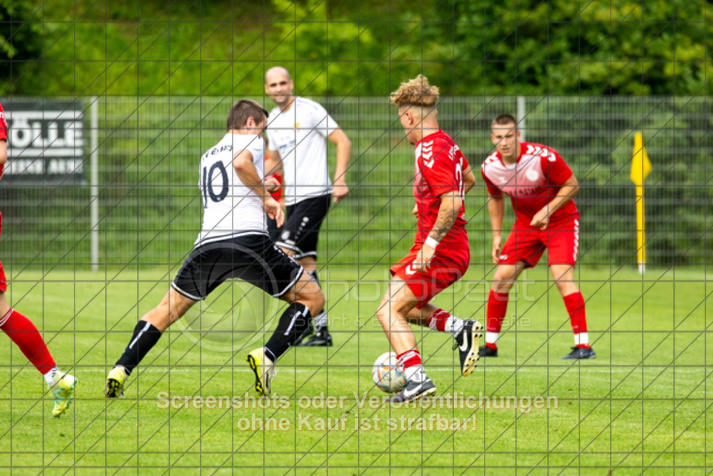 20250616_190612_0412 | #,  TV Eybach (weiß) vs. 1.FC Donzdorf II (rot), Fussball, Entscheidungsspiel 3 in Kreisliga A3 - Bezirk Neckar/Fils, Saison 2024/2025, Rasensportplatz, Staufenecker Str. 41, 73084 Salach, 16.06.2025 - 18:30 Uhr,Foto: PhotoPeet-Sportfotografie/Peter Harich