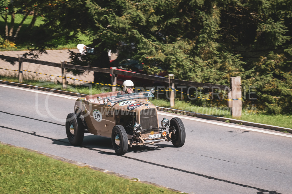 21. Arosa ClassicCar 2025 - 6. =September= 2025 | Markus Humbel aus Zürich (SUI) in einem Ford Model B Roadster aus dem Jahre 1932 mit Startnummer 243 am Arosa ClassicCar 2025 in der Kategorie Classic Trophy..@arosaclassiccar, @arosa.official, #arosaclassiccar, #arosa, #76curves, #classiccarBild: Sportfotografie Markus Aeschimann | www.markus-aeschimann.ch - Realisiert mit Pictrs.com
