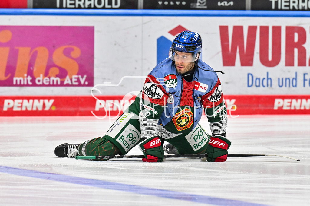 Augsburger Panther - Adler Mannheim | AUGSBURG, GERMANY - 28. DECEMBER: beim warmup Ryan BUTTON (Augsburger Panther 55) / Einzelfoto / Freisteller vor dem Match zwischen den Augsburger Panthern und den Adler Mannehim am 33. Spieltag der Penny DEL im Curt Frenzel Stadion