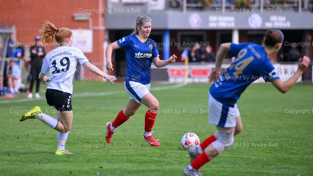 Holstein Kiel vs SV Henstedt-Ulzburg | Ronja Jürgensen (Holstein #8) &amp; Kira Hasse (Holstein #24) vs Luisa Kern (SVHU #19) / Fußball-Regionalliga Nord Frauen 2025/2026 / Holstein Kiel vs SV Henstedt-Ulzburg / Waldwiese / Kiel / 14.09.25 - Realisiert mit Pictrs.com