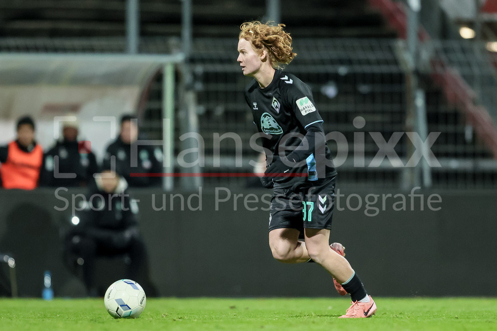 Fussball, DFB-Pokal Frauen, SC Fortuna Köln - SV Werder Bremen | v.li.: Lena Dahms (SV Werder Bremen, 37) am Ball, Freisteller, Einzelbild, Ganzkörper, Aktion, Action, Spielszene, DIE DFB-RICHTLINIEN UNTERSAGEN JEGLICHE NUTZUNG VON FOTOS ALS SEQUENZBILDER UND/ODER VIDEOÄHNLICHE FOTOSTRECKEN. DFB REGULATIONS PROHIBIT ANY USE OF PHOTOGRAPHS AS IMAGE SEQUENCES AND/OR QUASI-VIDEO.