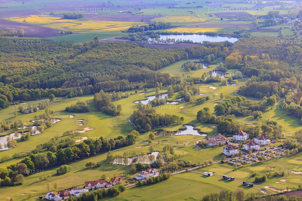 Vue aérienne: Club de golf Soufflenheim Baden-Baden du nord-est à Soufflenheim dans le département Bas Rhin, France – .Photo: IMG_39485.jpg prise le 14/04/2011 par Werner Riehm/FLY-FOTO.eu – Résolution de l'original: 4752 x 3168 px