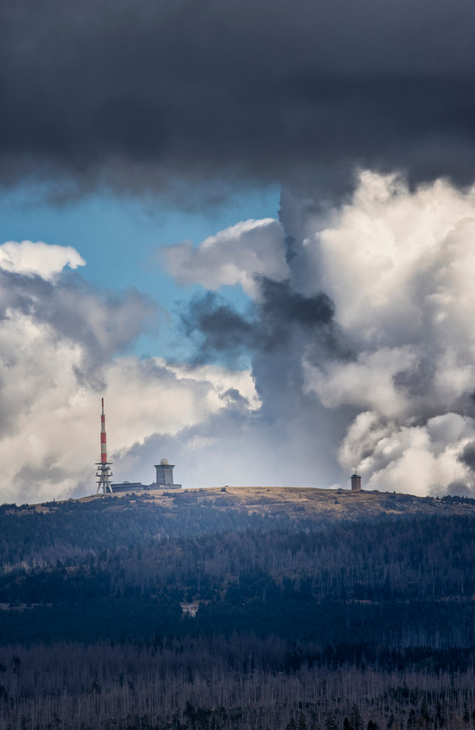 Brocken unter Wolken | Wir machen aus Ihren Bildern Erinnerungen für die Ewigkeit | Hochwertige Fotografien für Ihr zu Hause. - Realisiert mit Pictrs.com