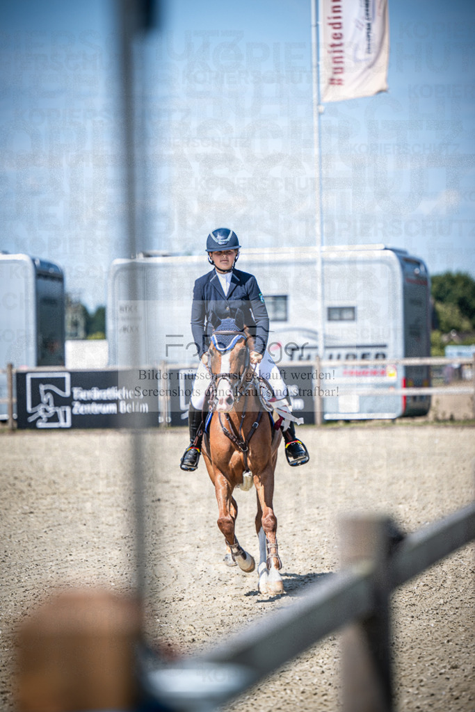 DOS_2679 | Entdecke hochwertige Reitturnierfotos von Foto Oger. Professionell, emotional und authentisch – jetzt Lieblingsmomente im Shop bestellen.Deutschlandweite Turnierfotografie. - Realisiert mit Pictrs.com