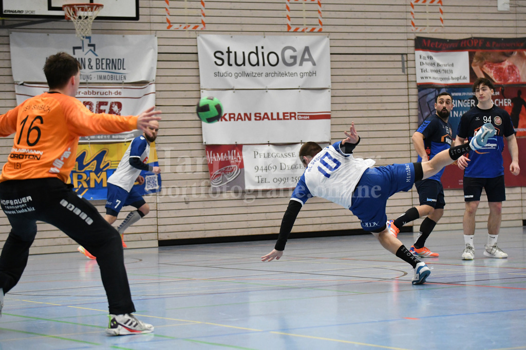 HC Deggendorf : TSV Simbach II   | spektakuläres Tor: mit dem Rücken zum Tor von Alexander Kohlbauer  (HC Deggendorf  #10) - Realisiert mit Pictrs.com