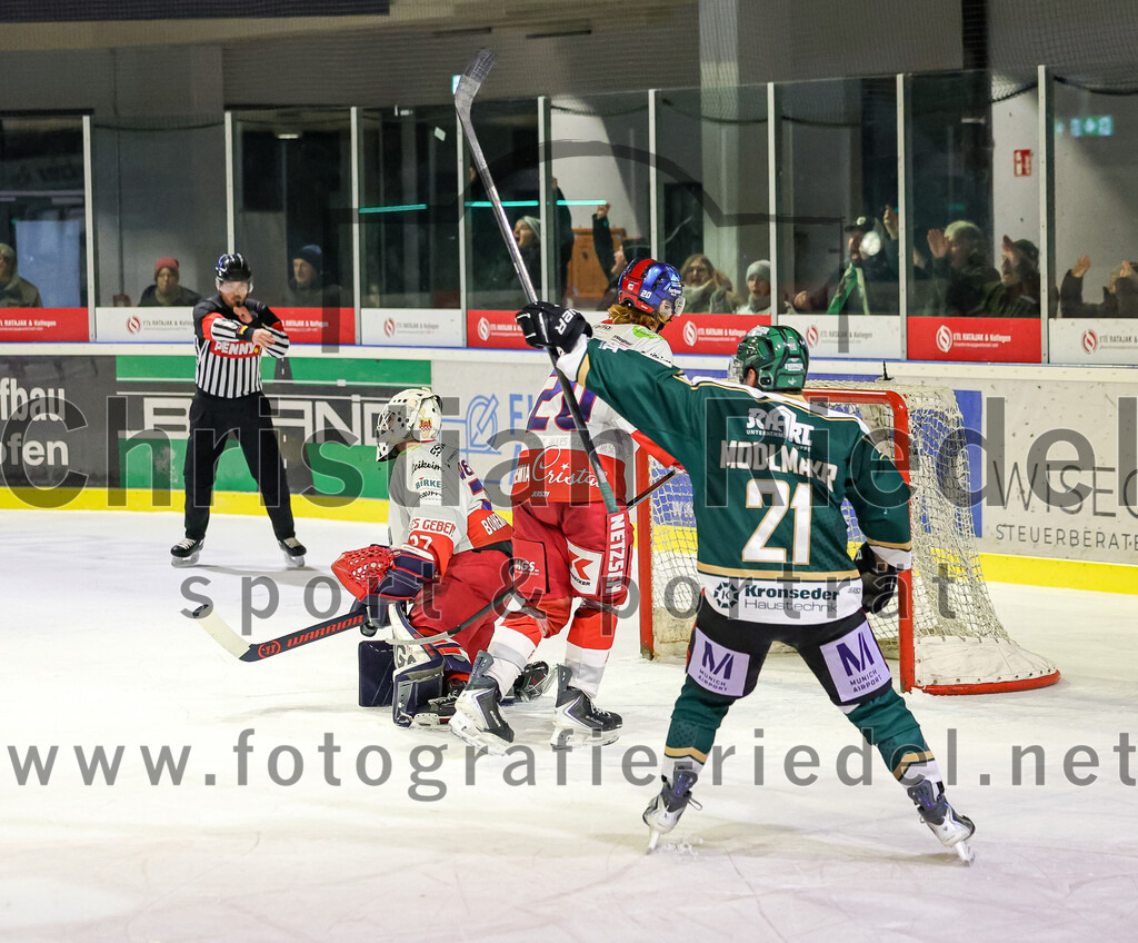 2026-01-18_148_TSV_Erding_gegen_Selber_Woelfe | Erding, Deutschland, 18.01.2026:Eishockey, Oberliga Süd 2025 / 2026, 38. Spieltag, TSV Erding gegen Selber Wölfe, Endergebnis: 2:3 n.V.Torwart Michel Weidekamp (Selber Wölfe, #27), Kende Kassay-Kezi (Selber Wölfe, #20), Erik Modlmayr (Erding Gladiators, #21)Foto: Christian Riedel / fotografie-riedel.net