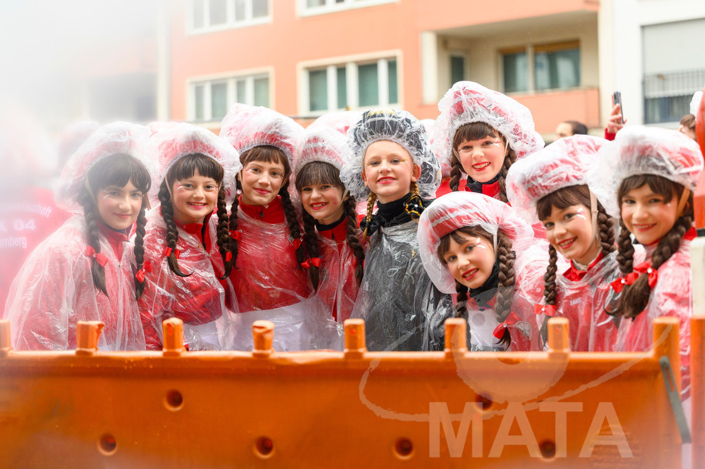 _DWA2543 | Trotz Nieselregen schlängelte sich der „Gaudiwurm“ am Sonntag durch die Nürnberger Innenstadt an tausenden Faschingsfans vorbei.  Nürnberg, 11.02.2024 - Realisiert mit Pictrs.com