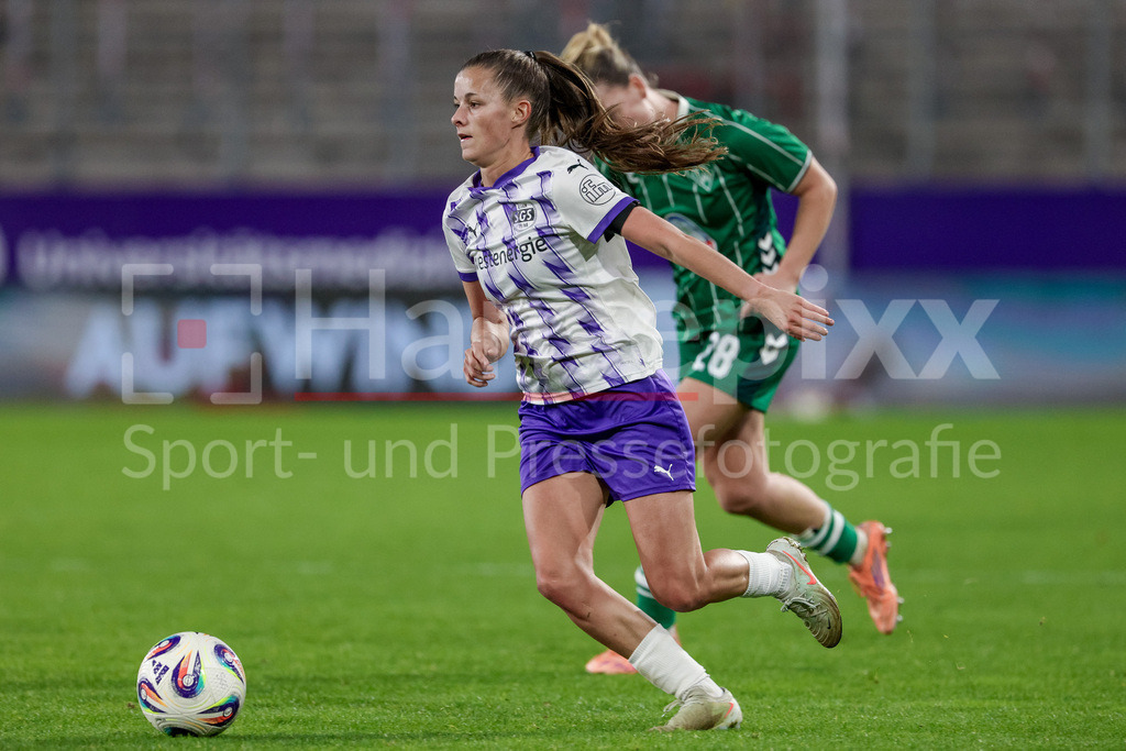 Fussball, Google Pixel Frauen-Bundesliga, SGS Essen - SV Werder Bremen | Shari van Belle (SGS Essen, 14) am Ball, Einzelbild, Ganzkörper, Aktion, Action, Spielszene, DIE DFB-RICHTLINIEN UNTERSAGEN JEGLICHE NUTZUNG VON FOTOS ALS SEQUENZBILDER UND/ODER VIDEOÄHNLICHE FOTOSTRECKEN. DFB REGULATIONS PROHIBIT ANY USE OF PHOTOGRAPHS AS IMAGE SEQUENCES AND/OR QUASI-VIDEO.