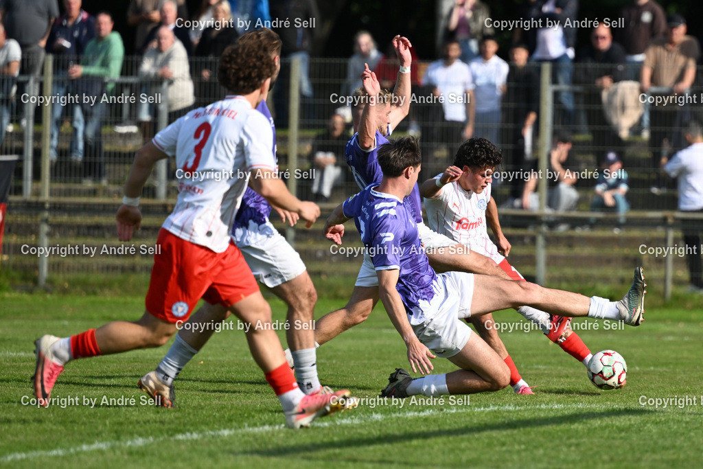 VfR Neumünster vs Holstein Kiel II | Nick Neca (VfR #17) &amp; Nils Drauschke (VfR #10) vs Mark Monserrat (Holstein #18) / Fußball-Oberliga Männer 2026/2027 / VfR Neumünster vs Holstein Kiel II / Grümmi-Arena / Neumünster / 27.09.26 - Realisiert mit Pictrs.com