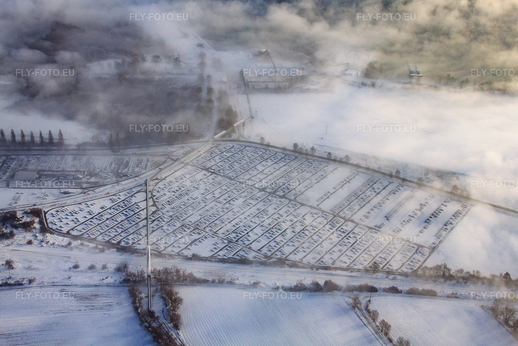 Vue aérienne: ARCHICUB - Aire de stationnement pour l'importation de camions et de voitures Walon en hiver, en cas de neige. à Lauterbourg dans le département Bas Rhin, France.Photo: IMG_36151.jpg prise le 02/01/2011 par Werner Riehm/FLY-FOTO.euRésolution de l'original: 4752 x 3168 pxSolutions logistiques pour l'industrie: