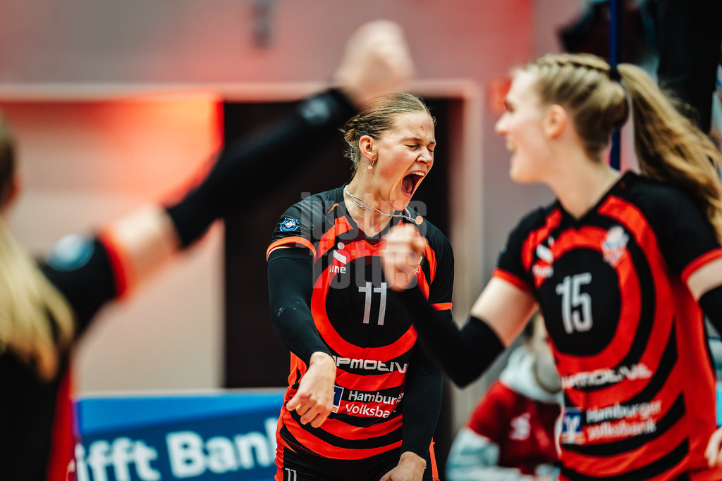 Volleyball | Frauen | Saison 2025/2026 | Volleyball Bundesliga | ETV Hamburger Volksbank Volleys vs. Dresdner SC | 15.11.2025 | Svea Frobel (#11, ETV Hamburger Volksbank Volleys) jubelt