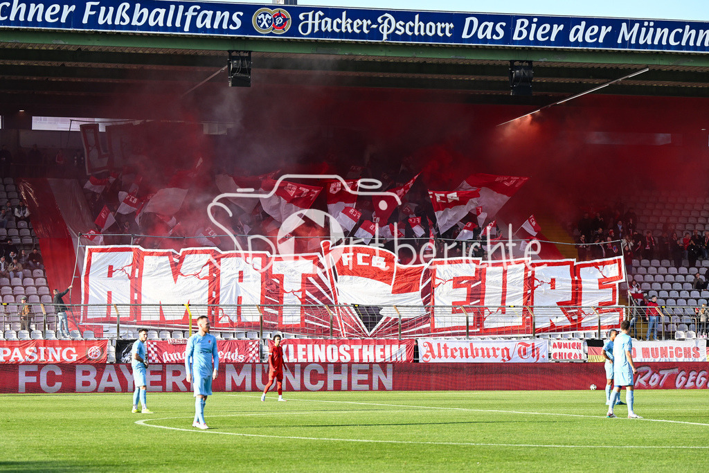 FC Bayern Amateure - Türkgücü München | Die Fans der Bayern Amateure haben zu Spielbeginn eine Choreogafie vorbereitet / Choreo / Ultras / Pyro / Regionalliga Bayern: FC Bayern Muenchen II - Tuerkguecue Muenchen, Gruenwalder Stadion am 09.05.2025
